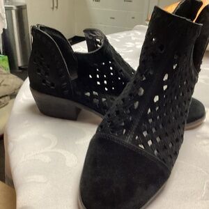 Vince Camuto  BLACK. Suede Leather Ankle Boots Women's shoes size 8 .5  cut outs
